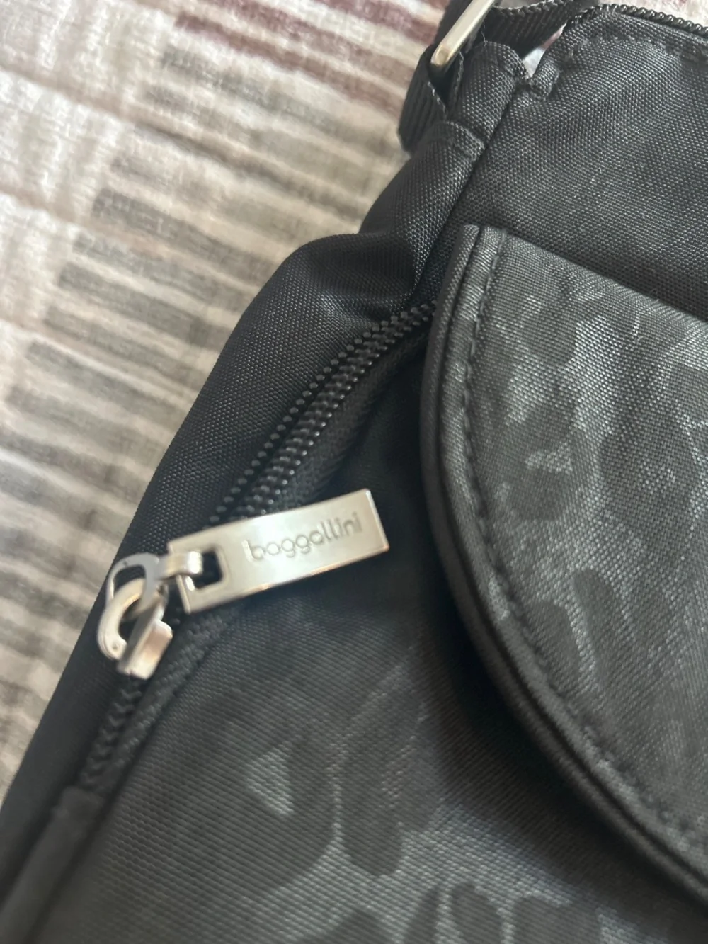 Baggalini crossbody - Picture 3 of 6